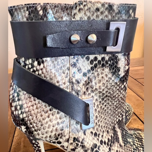 NWOB GUESS SNAKE PYTHON PRINT BOOTIES - Picture 4 of 13